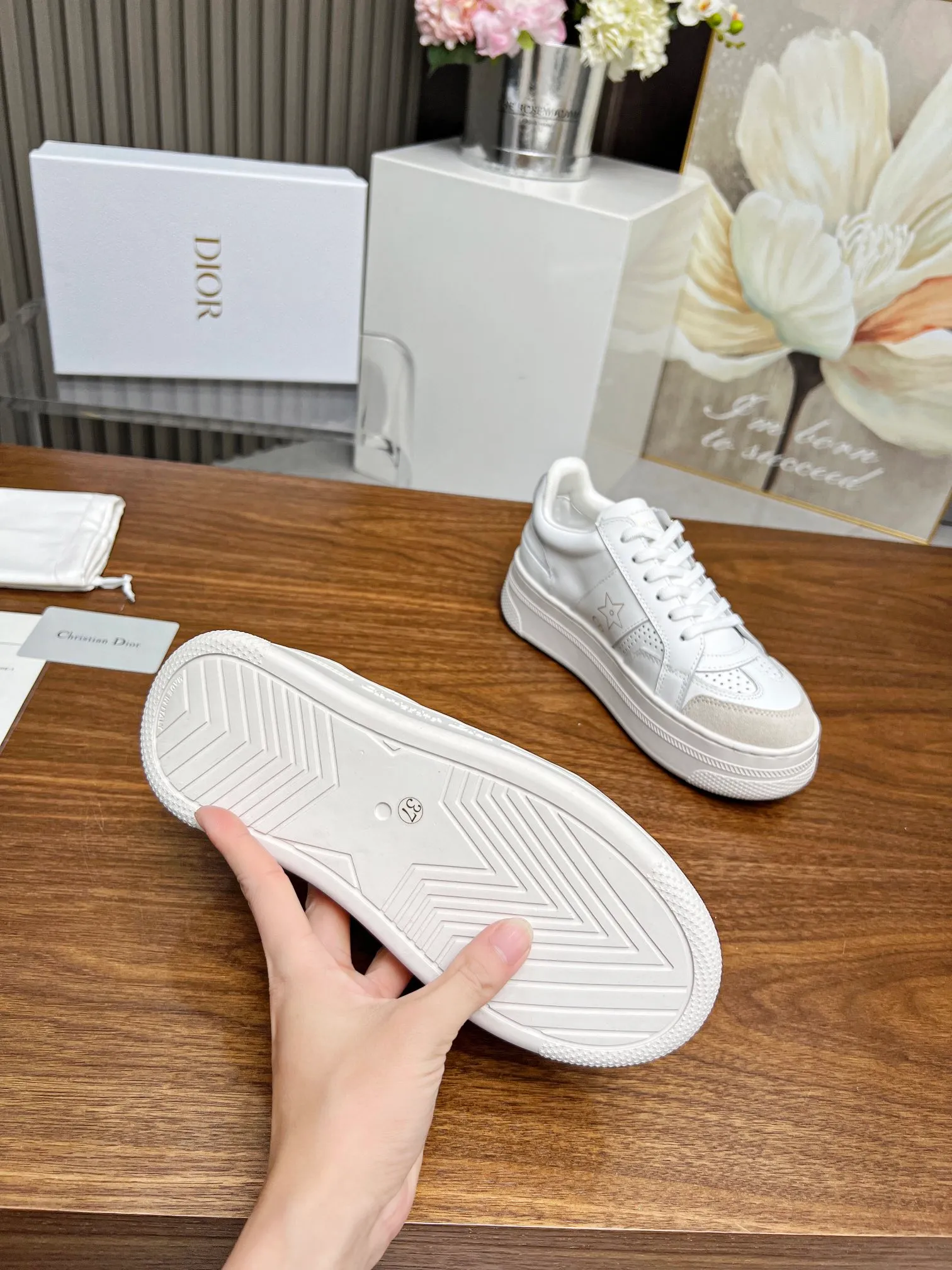 👟👟Ex-factory price 480👟👟 Dior's new 2024 Lucky Star, star sneakers, improve the signature line of modern style. The upper is carefully crafted from white calfskin, with matching suede calfskin panels on the front, and black CD signatures and star patterns on both sides, highlighting its unique charm. With a thick yet ultra-light signature sole that is 5cm taller, this sneaker can be paired with casual wear all year round. Size: 35-41. Welcome to place your order in the picture above [Rose][Rose][Rose]